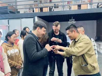 跨越文化与技术的对话 俄罗斯鲁班工坊教师代表参观数字艺术系，共探绘画艺术的未来